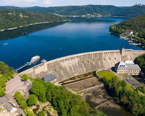 Edersee mit Staumauer und Personenschifffahrt von oben