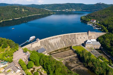 Edersee mit Staumauer und Personenschifffahrt von oben