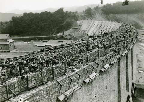 Bau der Staumauer