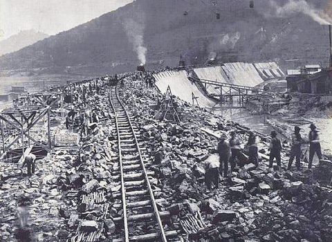 Bau der Staumauer