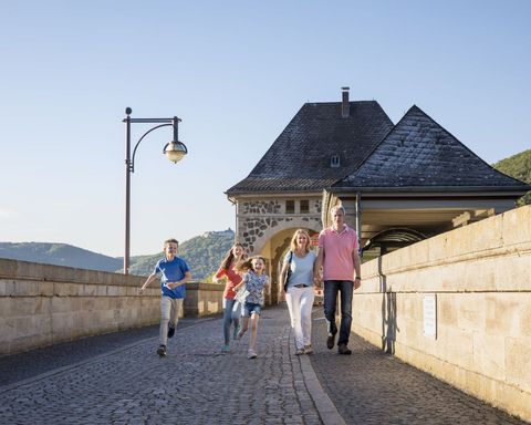 Familie auf Sperrmauer